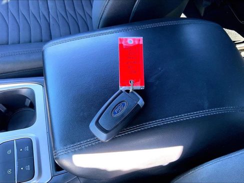 Used 2020 Ford Explorer XLT image 26