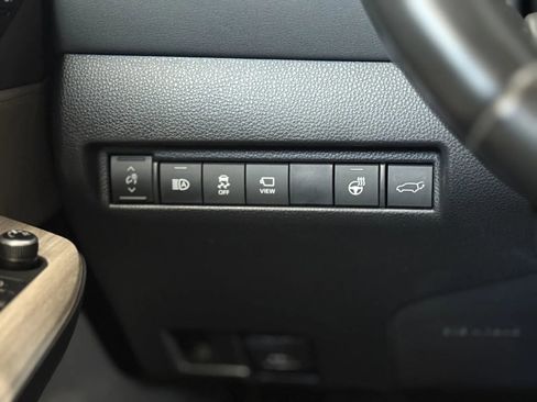 Used 2021 Toyota Venza Limited image 27