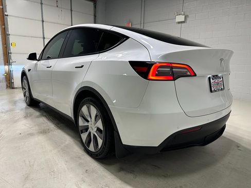 Used 2021 Tesla Model Y Long Range image 19