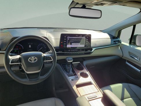 Used 2022 Toyota Sienna XLE FWD image 13