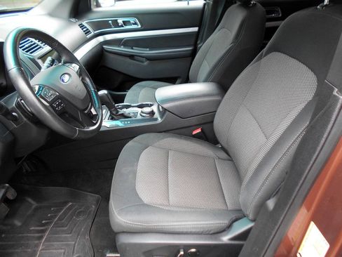 Used 2017 Ford Explorer XLT w/ Equipment Group 201A AWD/4WD image 9