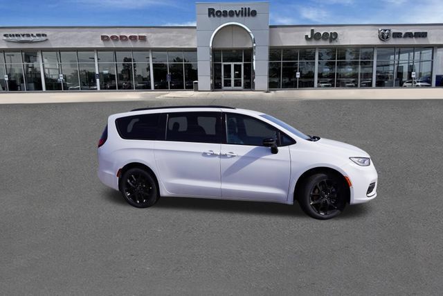 New 2026 Chrysler Pacifica Select w/ S Appearance Package AWD/4WD image 3