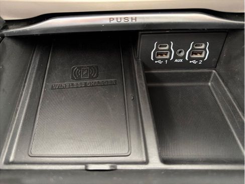 Used 2023 Chrysler Pacifica Limited FWD image 29