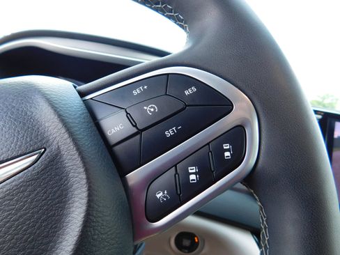 Used 2024 Chrysler Pacifica Touring-L FWD image 24