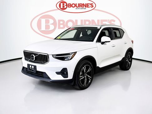 Used 2023 Volvo XC40 B5 Plus AWD/4WD image 7