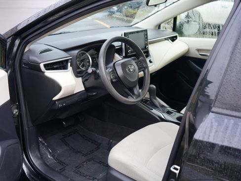 Used 2020 Toyota Corolla LE image 11