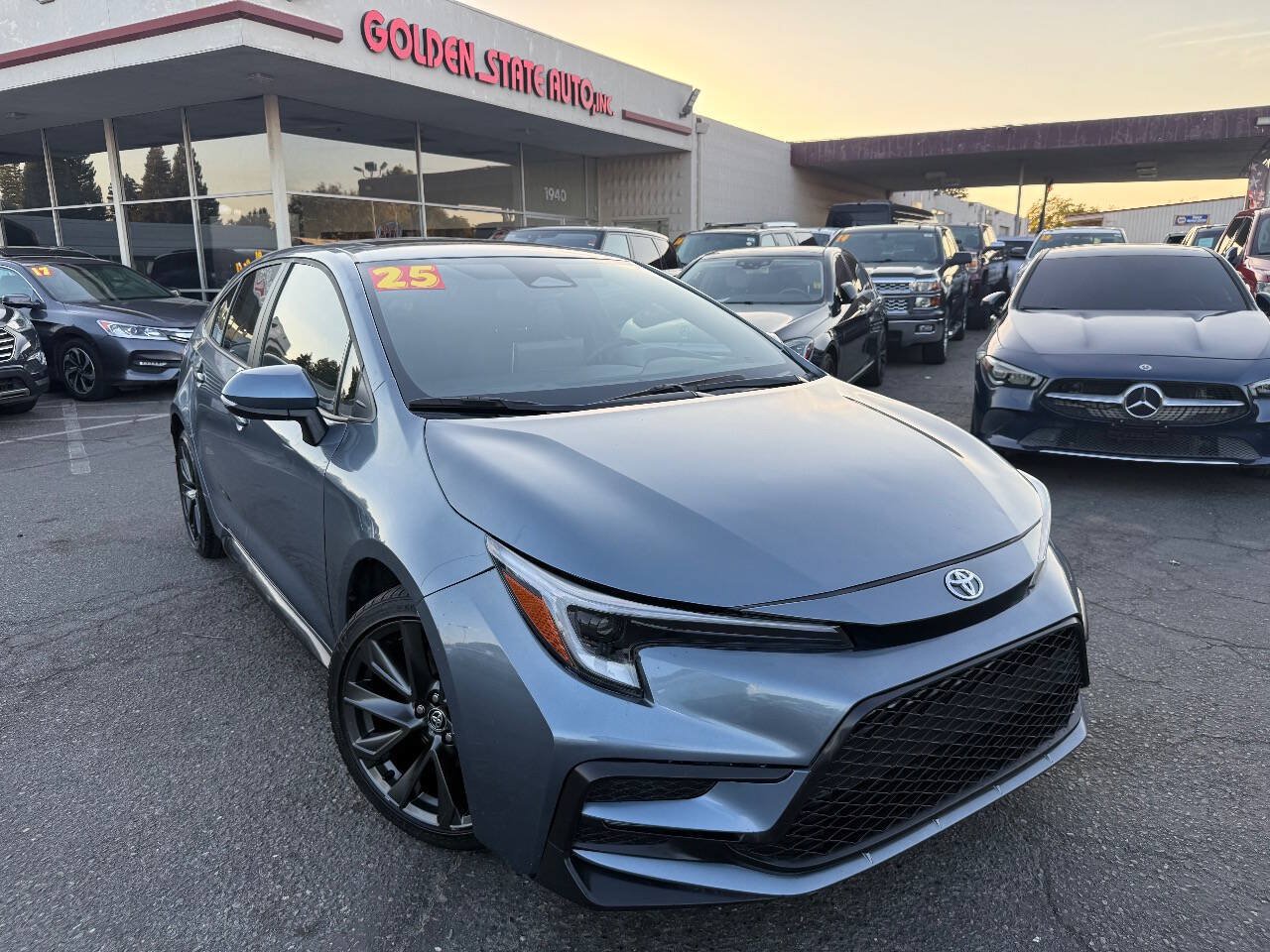 Used 2025 Toyota Corolla SE w/ SE Premium Package FWD image 2
