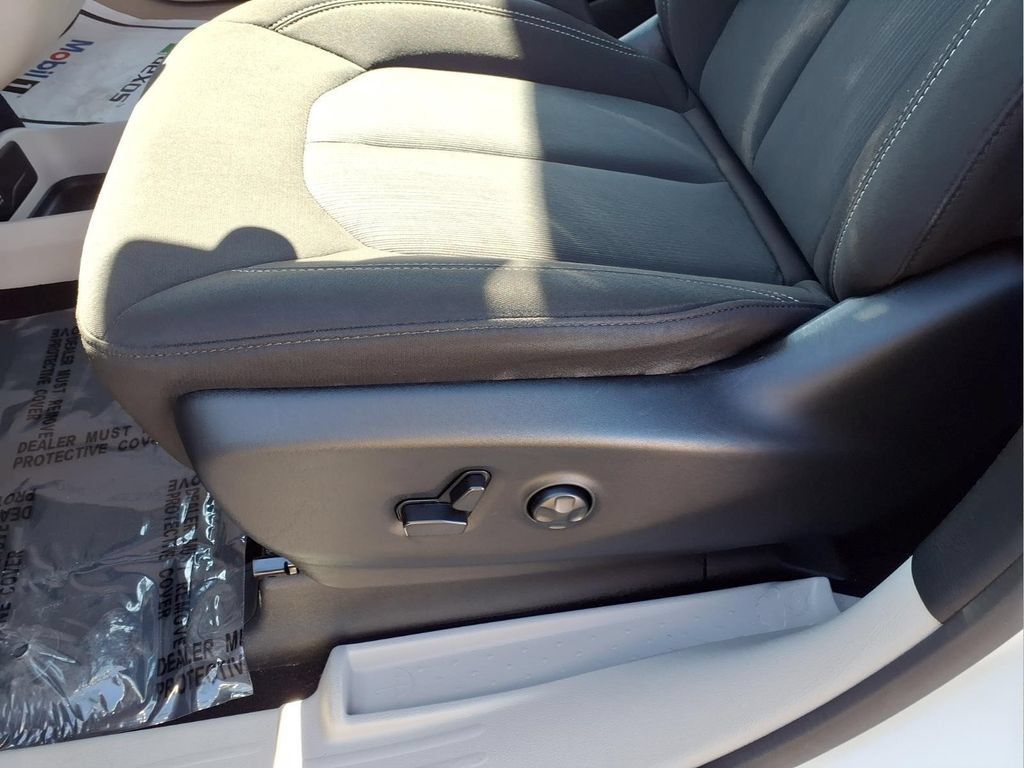 Used 2023 Chrysler Voyager LX FWD image 23