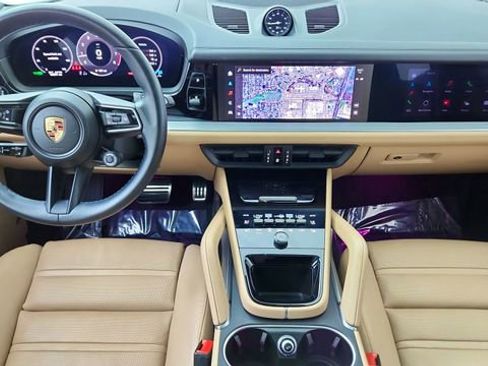 Used 2025 Porsche Cayenne Coupe AWD/4WD image 35