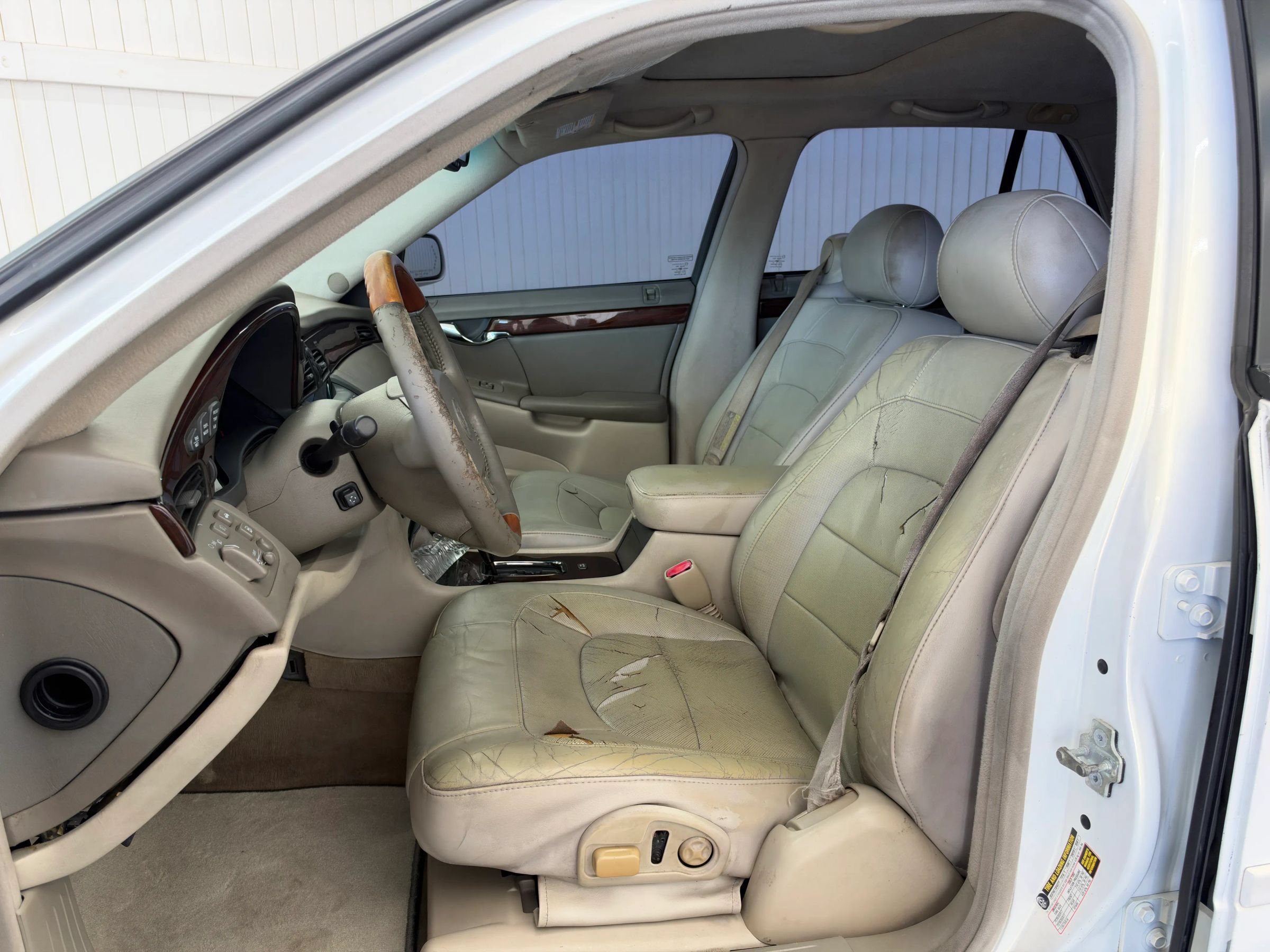 Used 2004 Cadillac De Ville DTS w/ Equipment Group FWD image 9