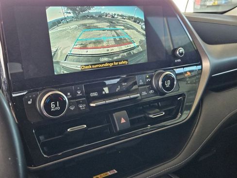 Used 2023 Toyota Highlander XLE image 9