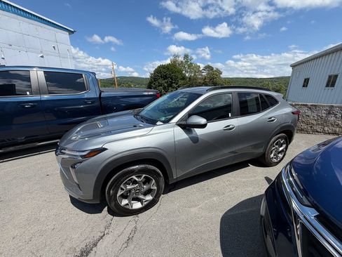 Used 2025 Chevrolet Trax LT FWD image 2
