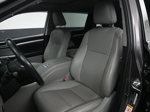 Used 2019 Toyota Highlander XLE image 17