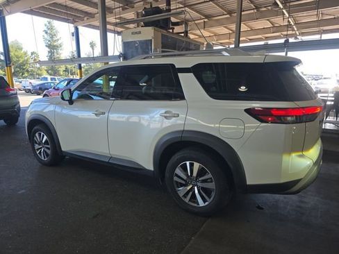 Certified 2023 Nissan Pathfinder SL w/ Lighting Package (N92) image 4