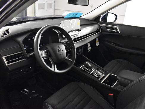 Used 2025 Mitsubishi Outlander SE image 2