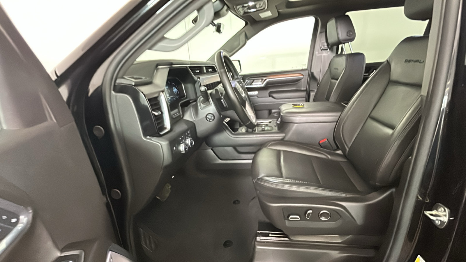 Used 2024 GMC Sierra 1500 Denali w/ Denali Reserve Package AWD/4WD image 14