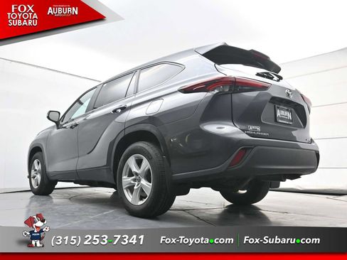 Used 2024 Toyota Highlander LE AWD/4WD image 18