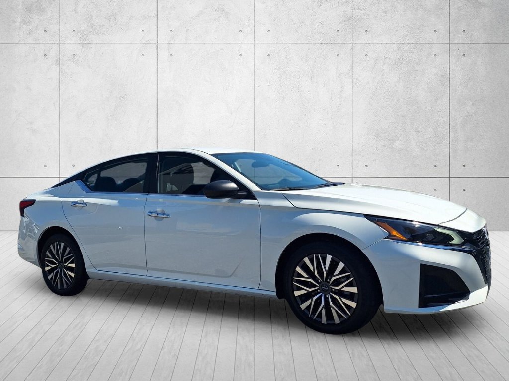 Used 2025 Nissan Altima 2.5 SV FWD image 3