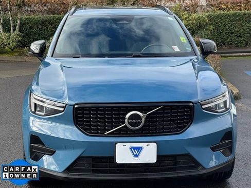 Used 2024 Volvo XC40 B5 Core image 2