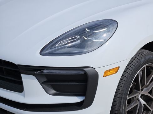 Certified 2026 Porsche Macan image 12