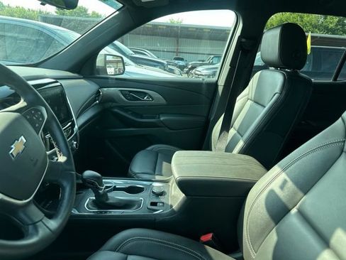 Used 2023 Chevrolet Traverse LT w/ LT Premium Package AWD/4WD image 6