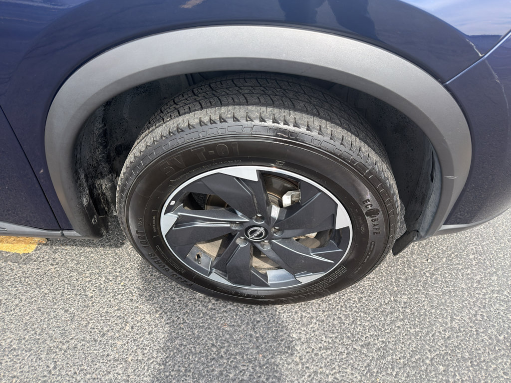 Used 2025 Nissan Rogue SV AWD/4WD image 3