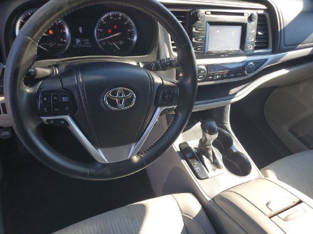 Used 2014 Toyota Highlander Plus AWD/4WD image 12