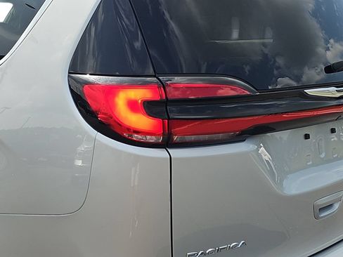 Used 2024 Chrysler Pacifica Touring-L FWD image 32