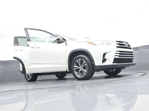 Used 2018 Toyota Highlander LE FWD image 42