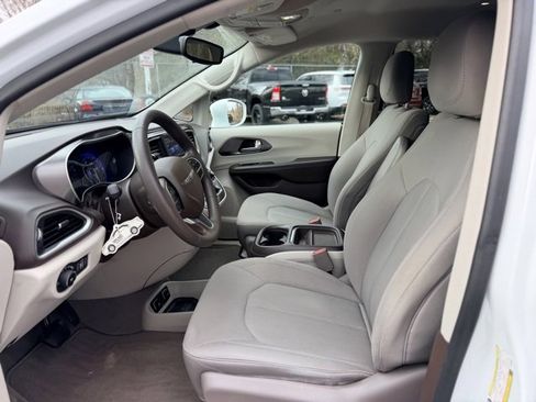 Used 2018 Chrysler Pacifica Touring Plus image 5