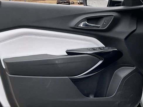 Certified 2025 Chevrolet Trax LT image 21