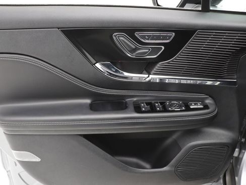 Used 2022 Lincoln Corsair AWD w/ Premium Package image 16