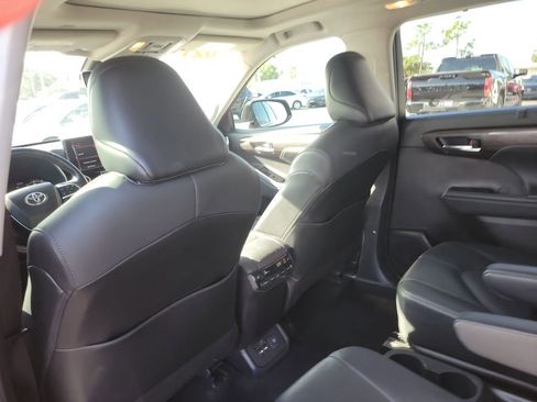 Used 2021 Toyota Highlander Platinum image 10