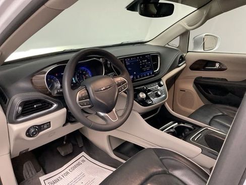 Used 2022 Chrysler Pacifica Limited image 11