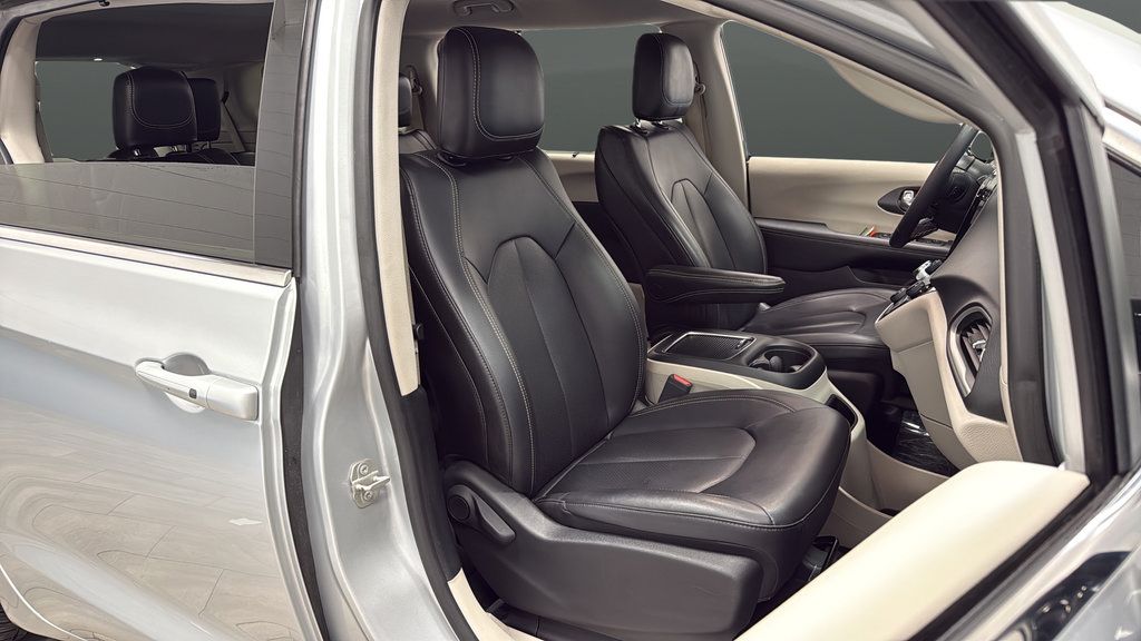 Used 2024 Chrysler Pacifica Touring-L FWD image 24