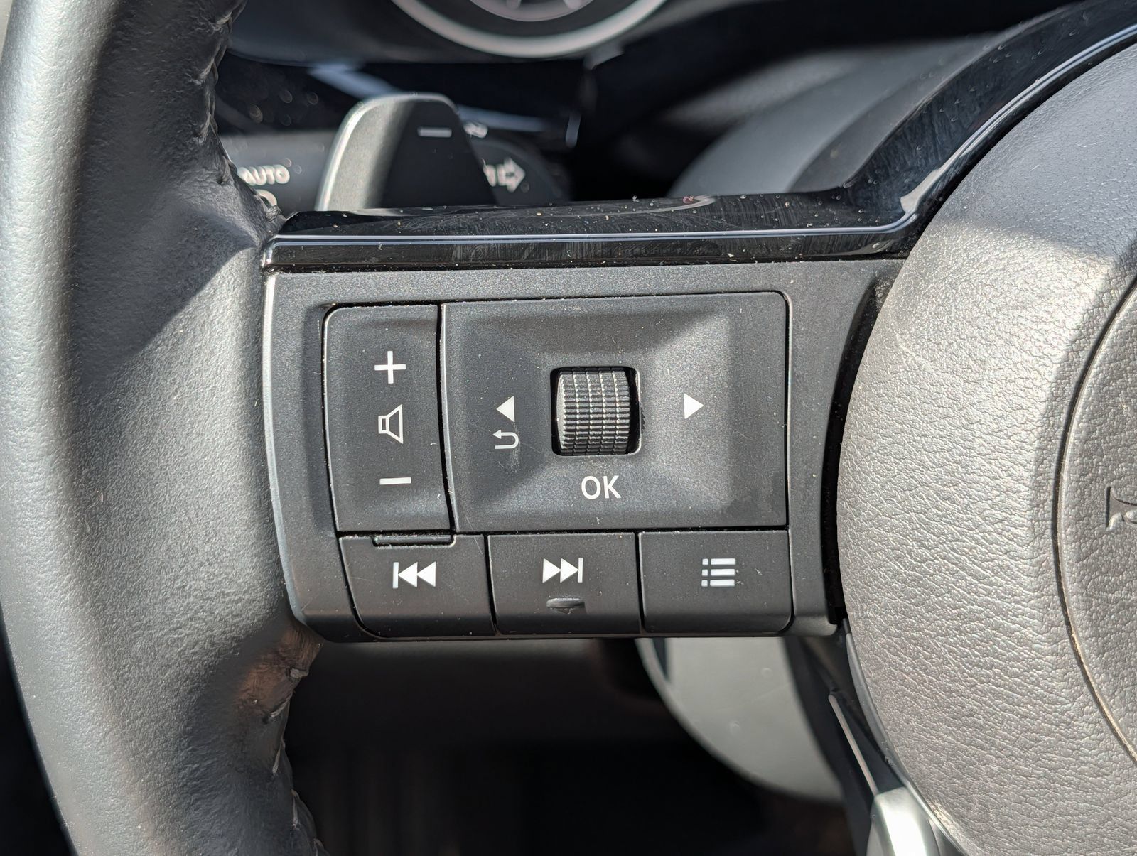Used 2023 Nissan Pathfinder SV w/ Black Appearance Package AWD/4WD image 35