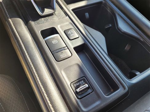 Used 2024 Nissan Pathfinder S image 22