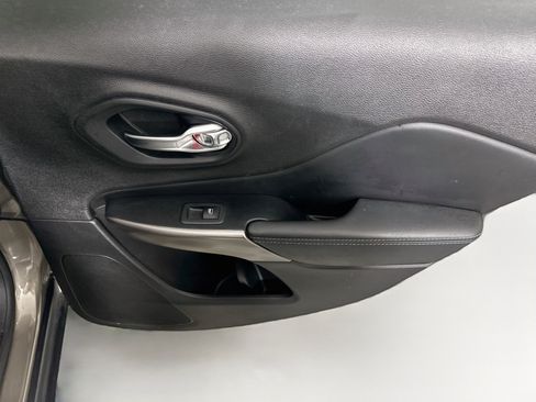 Used 2021 Jeep Cherokee Latitude FWD image 27