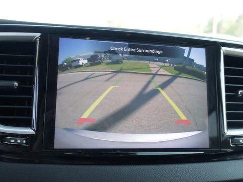 Used 2024 Chrysler Pacifica Touring-L image 27