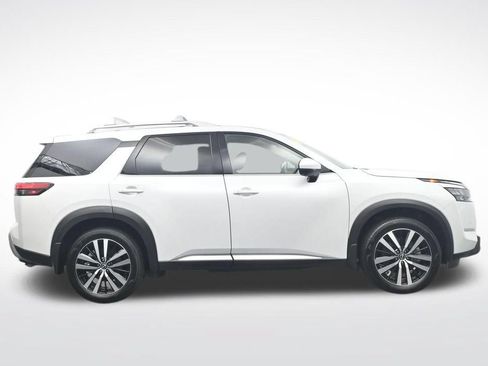 Used 2025 Nissan Pathfinder Platinum FWD image 4