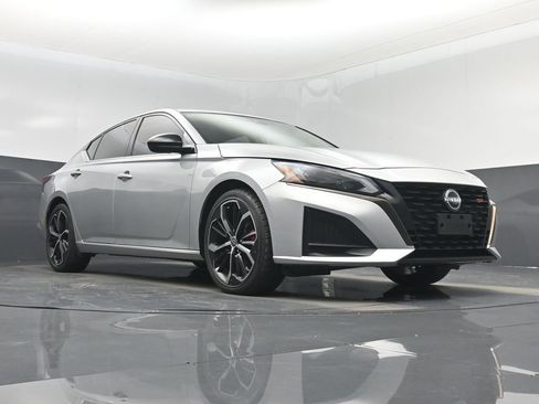 Used 2023 Nissan Altima 2.5 SR FWD image 32