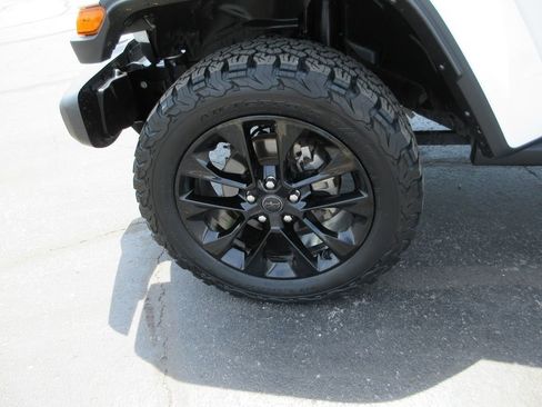 Used 2024 Jeep Gladiator Sport AWD/4WD image 14