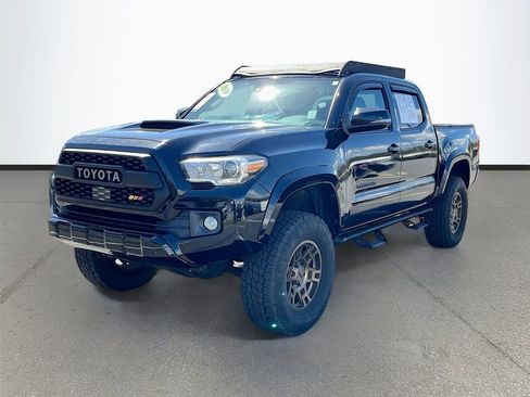 Used 2019 Toyota Tacoma TRD Sport image 3