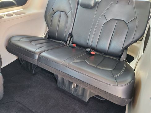 Used 2022 Chrysler Pacifica Touring-L image 30