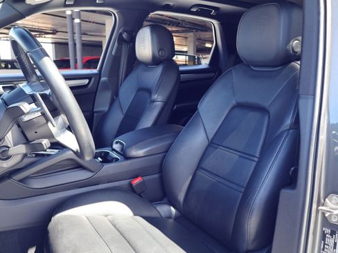 Certified 2023 Porsche Cayenne w/ Premium Package AWD/4WD image 5