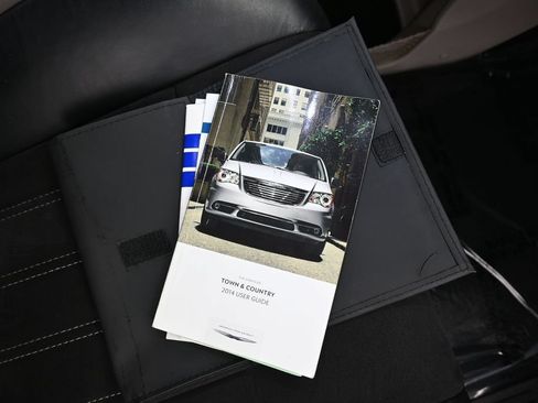 Used 2014 Chrysler Town & Country Touring-L FWD image 35
