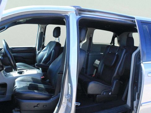 Used 2017 Dodge Grand Caravan SXT image 7