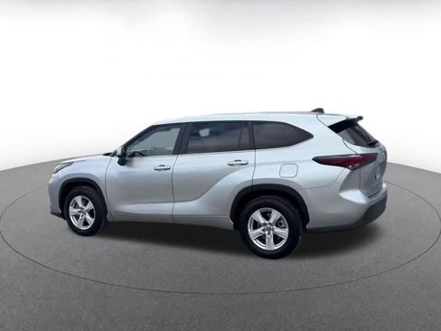 Used 2025 Toyota Highlander LE image 10