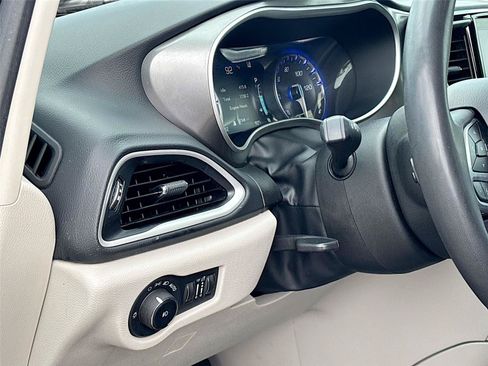 Used 2023 Chrysler Pacifica Touring-L FWD image 10