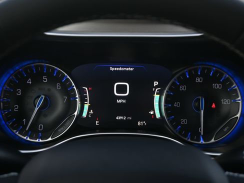 Used 2024 Chrysler Pacifica Limited w/ S Appearance Package FWD image 25